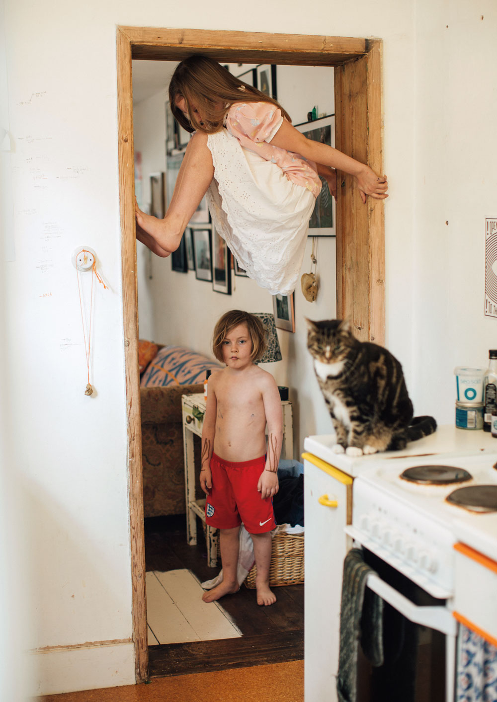 Tochter und Sohn im T&uuml;rrahmen