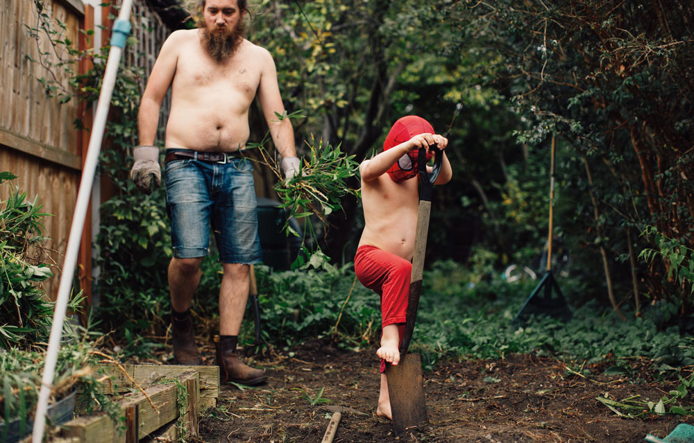 Vater und Spider Man im Garten